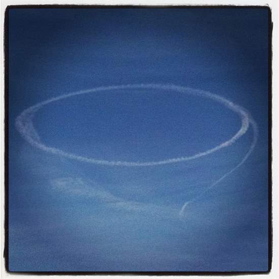 Circular contrail near Fort Worth, Texas (photo by Tui Snider)