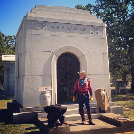 Historic re-enactor at Oakwood Cemetery's Saints & Sinners Tour (photo by Tui Snider)