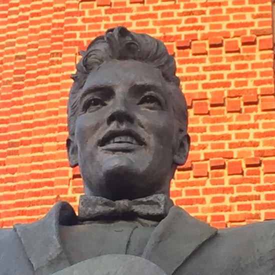Elvis Presley statue at the Shreveport Municipal Memorial Auditorium (photo by Tui Snider)