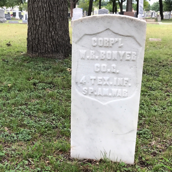 A Civil War Type headstone for a veteran of the Spanish American War. (photo by Tui Snider)
